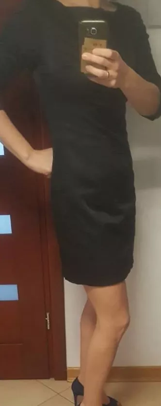 Kobieta w czarnej sukni